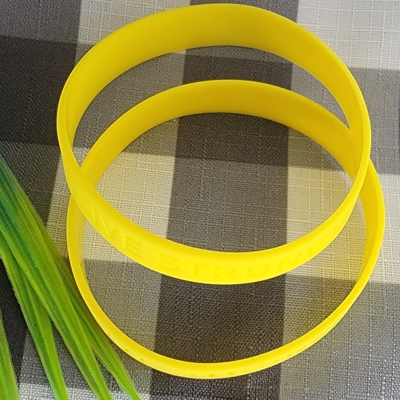 Set 2 LIVE STRONG Yellow Bracelets LIVESTRONG Bracelet Bangle Wristband Nike - Picture 2 of 4